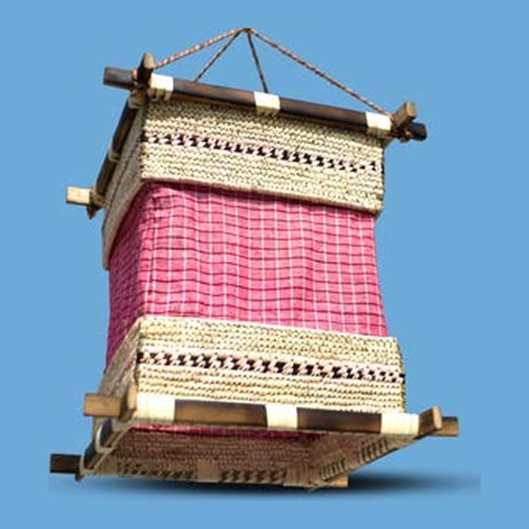 ঝুলন্ত আলোর ছায়া — চৌকো